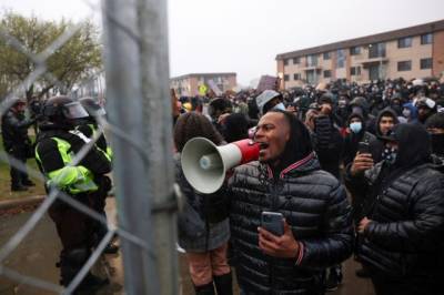 В Миннесоте продолжаются протесты после смерти афроамериканца Райта - aif.ru - шт. Миннесота - Бруклин-Сентер