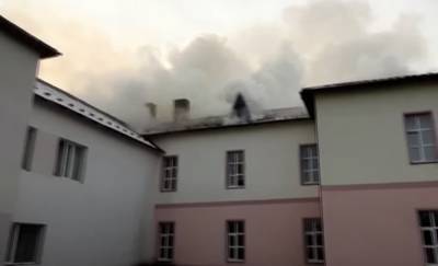 Беда в больнице на Прикарпатье: здание охватило огнем, видео с места ЧП - politeka.net
