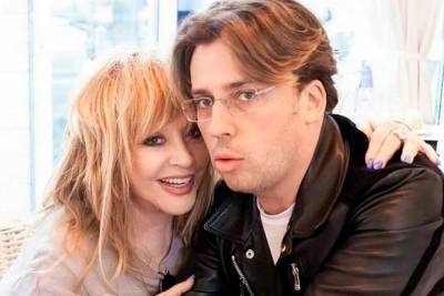 Алла Пугачева - Максим Галкин - Алла Пугачева в свой день рождения плюнула в свечку на праздничном торте - vm.ru - деревня Грязь