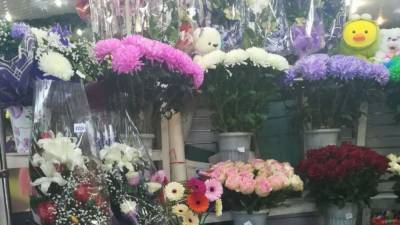 Полицейские поймали грабителя-неудачника цветочной лавки в Гатчине - newinform.com - район Гатчинский