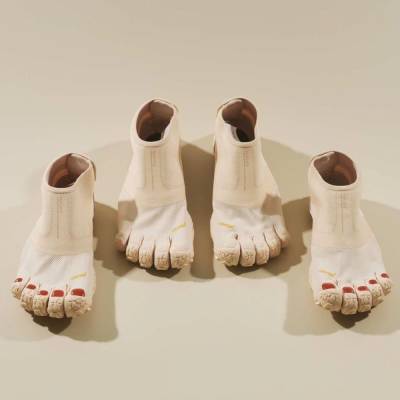 Японские дизайнеры создали обувь с пальцами и педикюром - 24tv.ua - Япония