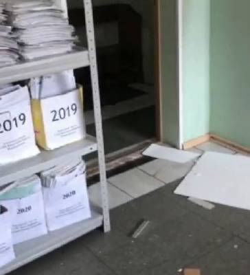 «Это опасно для жизни». Приставы Нового Уренгоя жалуются на разруху в рабочем кабинете - znak.com - окр. Янао
