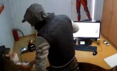 В Тюменской области мужчина в маске с муляжом оружия напал на микрофинансовую организацию - news.megatyumen.ru - Тюменская обл. - Тобольск