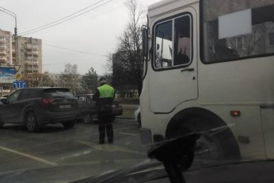 Аварию с участием автобуса зафиксировали у «Империала» в Пскове - mk-pskov.ru - Псков