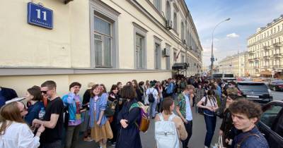 У здания Басманного суда собрались несколько десятков человек в поддержку редакции DOXA - readovka.ru - Москва