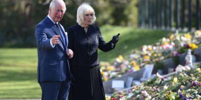 принц Чарльз - королева Елизавета - принц Филипп - Камилла - Эмоциональный визит. Принц Чарльз с женой посетили цветочный мемориал в честь умершего мужа королевы Елизаветы - nv.ua