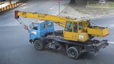 В Днепре автокран переехал бабушку возле перехода: она осталась живой – видео 18+ - 24tv.ua - Новости