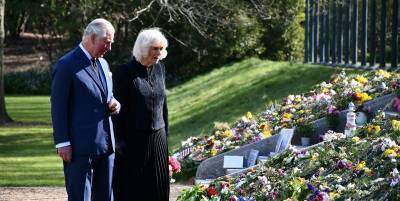 принц Чарльз - Камилла - Смерть принца Филиппа - принц Чарльз и Камилла осмотрели место возложения цветов честь покойного принца Филиппа - фото - ТЕЛЕГРАФ - telegraf.com.ua