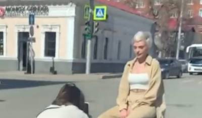 Искусство требует жертв: в Уфе девушки устроили фотосессию на проезжей части - mkset.ru - Уфа