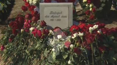 Появилось видео с заваленной цветами могилой Алика Рыжего - polit.info - Азербайджан