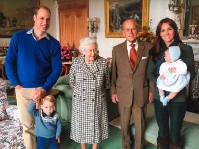 Елизавета II - принц Чарльз - Кейт Миддлтон - принц Филипп - Дворец обнародовал не публиковавшиеся ранее семейные фото принца Филиппа и королевы с правнуками - novostiua.news