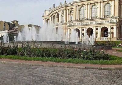 В Одессе починили испорченный вандалами фонтан на Театральной площади - odessa-life.od.ua - Одесса