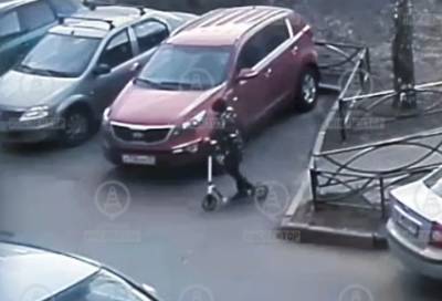 Мальчик на самокате пострадал, въехав в иномарку во дворе дома в Петербурге - online47.ru - Ленинградская обл. - Санкт-Петербург