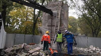Варшава снесла шесть памятников советским солдатам - iz.ru - Варшава