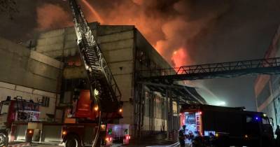 Обрушилась крыша горящего склада на юго-востоке Москвы - ren.tv - Москва