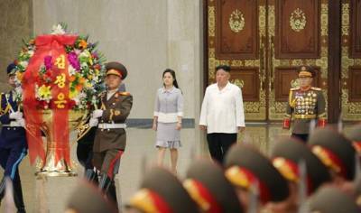 Ким Ченын - Ким Ирсен - Ким Чен Ын почтил память своего деда в День Солнца (фото) - rosbalt.ru - КНДР - Корея