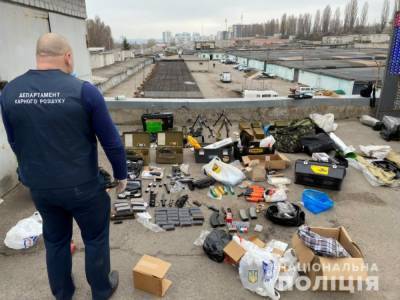 В Харькове полицейские нашли арсенал оружия. Пулеметы, гранаты и пистолеты хранили в гаражном кооперативе - gordonua.com - Харьков