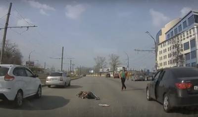 Курянин упал без сознания на проезжую часть улице Энгельса - 7info.ru
