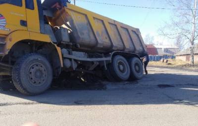 Самосвал провалился в яму в Петрозаводске - gubdaily.ru - Петрозаводск - республика Карелия