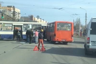 Автобус и троллейбус столкнулись в Приокском районе - vgoroden.ru - р-н Советский - район Приокский