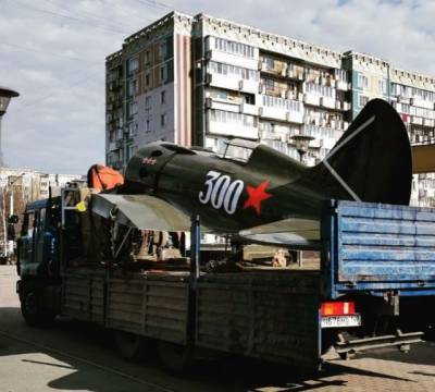 Сергей Кузнецов - В новокузнецкий сквер вернули макет истребителя И-16 - gazeta.a42.ru - Санкт-Петербург