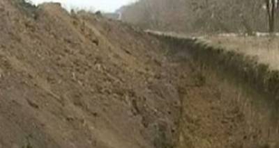 В Луганской области на границе с РФ опять начали рыть ров. Местные жители возмущены. ВИДЕО - cxid.info - Луганская обл. - Луганск