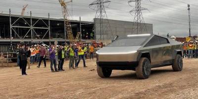 Илон Маск - Илон Маск - Илон Маск приехал на пикапе Cybertruck на завод в Техасе - ruposters.ru - state Texas - Техас