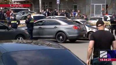 В центре Тбилиси вооруженный мужчина захватил заложников в банке - lenta.ua - Грузия - Тбилиси