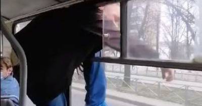 "Ударил ногой в спину": в Черкассах мужчина избил кондуктора и сбежал через окно троллейбуса (видео) - tsn.ua - Харьков - Черкассы