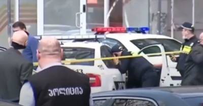 В Грузии вооруженный мужчина захватил заложников в банке (видео) - focus.ua - Грузия - Тбилиси