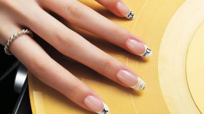 Вильям Айлиш - Логомания и маникюр — тренд на логотипы на ногтях возвращается благодаря шоу Gucci - skuke.net - Лондон