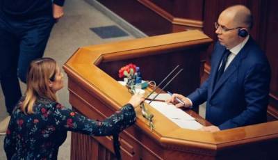 Галина Третьякова - Ольга Стефанишина - Главе Минздрава Украины вручили в Раде траурный букет - eadaily.com
