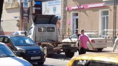 Дорогу в центре Воронежа завалило хлебом из-за ДТП с грузовиком - vestivrn.ru - Воронеж