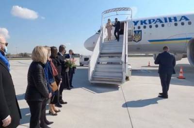 Владимир Зеленский - Ангела Меркель - Штеффен Зайберт - Президент Украины с женой прибыли во Францию - from-ua.com - Украина - Париж