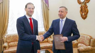 Александр Беглов - Денис Мантуров - Минпромторг вручил Петербургу сертификат на спортивное оборудование - piter.tv - Санкт-Петербург - район Невский - Петербург