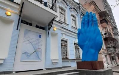 В Киеве появилась знаменитая "синяя рука" - korrespondent.net - Киев - Румыния