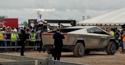 Илон Маск - Илон Маск съездил на Cybertruck к рабочим в Техасе и показал спорный дизайн салона бронепикапа - focus.ua - Техас