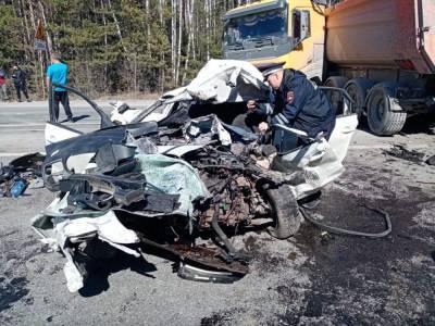 На трассе под Екатеринбургом грузовик расплющил легковушку. Один человек погиб - znak.com - Екатеринбург - Тюмень - Свердловская обл.