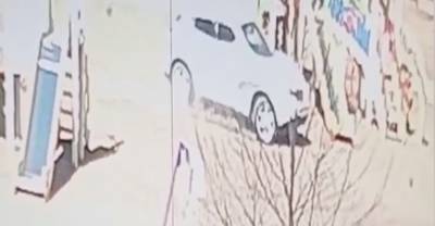 В Оренбурге злостный нарушитель ПДД на "ниссане" решил показать свои навыки дрифта на детской площадке — видео - reendex.ru - Оренбург