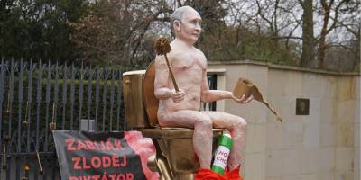 Владимир Путин - Борис Немцов - «Голый убийца». Под посольством РФ в Чехии установили статую Путина на золотом унитазе — фото - nv.ua - Россия - Чехия