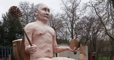 Владимир Путин - Под посольство РФ в Праге принесли голого Путина на золотом унитазе (фото, видео) - focus.ua - Чехия - Того - Прага