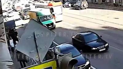 На улице Куйбышева иномарка сбила женщину, которая заходила в трамвай: видео - piter.tv - район Петроградский