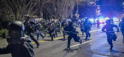 Полиция Миннесоты разгоняет протестующих против убийства афроамериканца шумовыми гранатами - runews24.ru - шт. Миннесота - Бруклин-Сентер