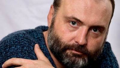 «Нет ничего святого»: неизвестный напал на мать Марка Гонорока на пороге ее дома - 5-tv.ru