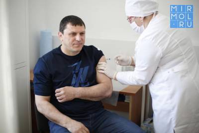 Будун Будунов прошел первый этап вакцинации от коронавирусной инфекции - mirmol.ru - респ. Дагестан