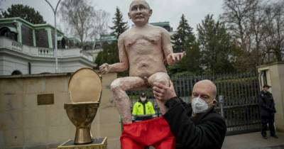Владимир Путин - Алексей Навальный - Под посольством России в Чехии установили статую Путина на золотом унитазе: фото - 24tv.ua - Чехия