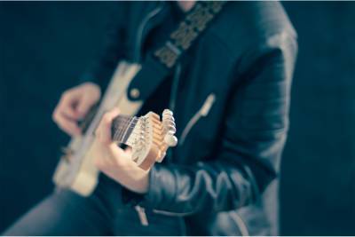 Музыка без границ: питерский студент разработал гитару, на которой сможет играть любой желающий – Учительская газета - ug.ru - Санкт-Петербург