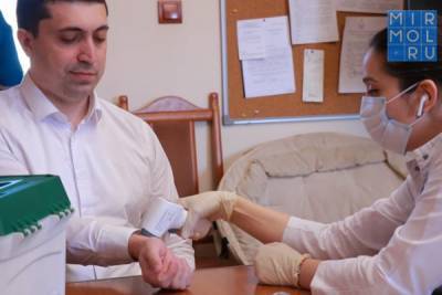 Сотрудники Минмолодежи РД получили второй компонент вакцины от COVID-19 - mirmol.ru - Махачкала