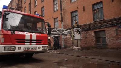 Пожарные занимаются проливкой двух очагов на "Невской мануфактуре" - piter.tv