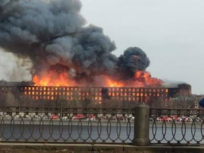 Площадь пожара на «Невской мануфактуре» в Петербурге уменьшилась до 20 кв. м. - argumenti.ru - Санкт-Петербург - Петербург